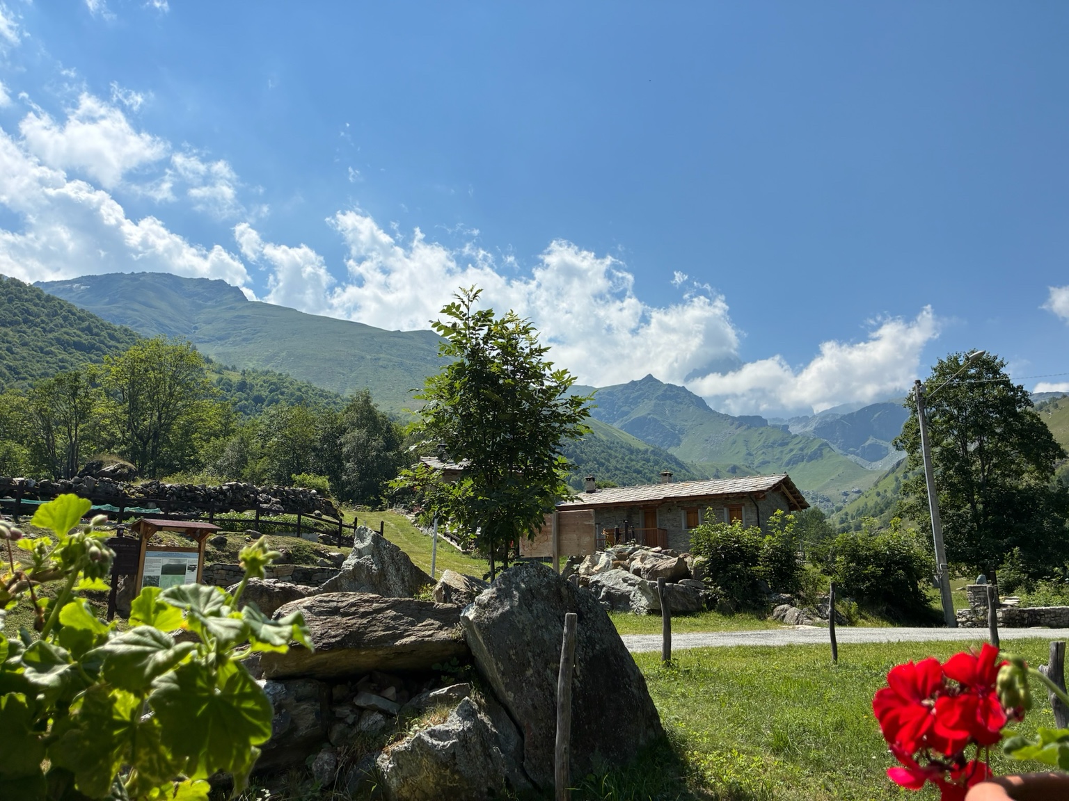 Le baite delle Bigorie tra fiori e montagne