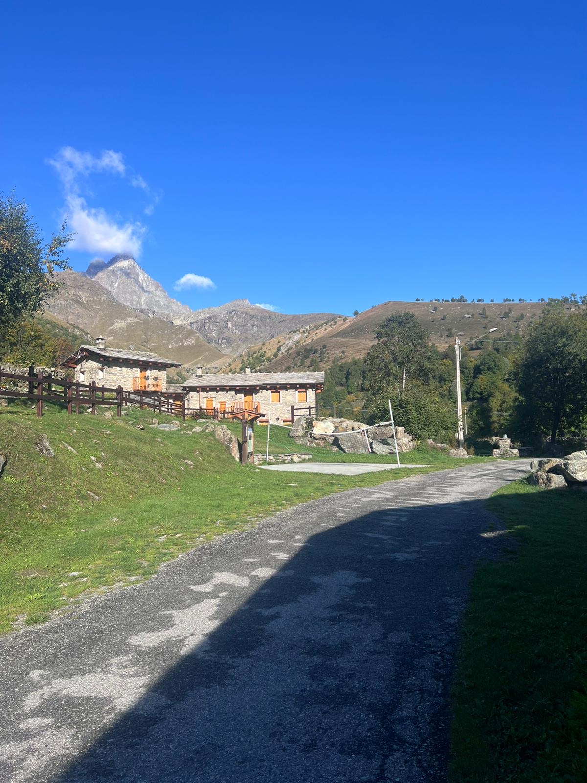Le baite in pietra ai piedi del Monviso