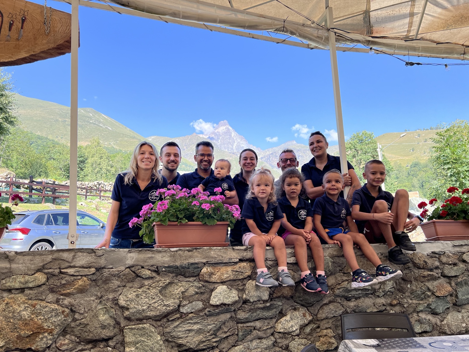 La famiglia delle Bigorie riunita davanti alle montagne