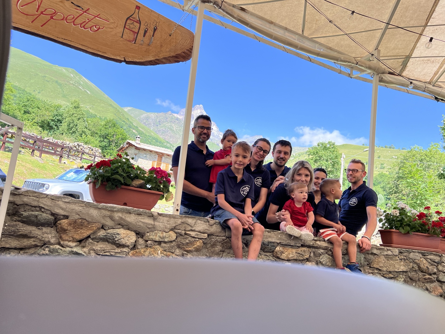 La famiglia delle Bigorie riunita davanti alle montagne