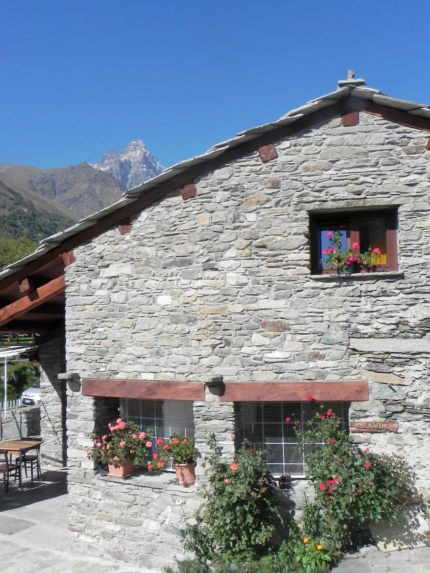Le Bigorie con il Monviso alle spalle